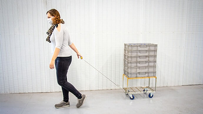 une femme tire un packaging industriel ergonomique